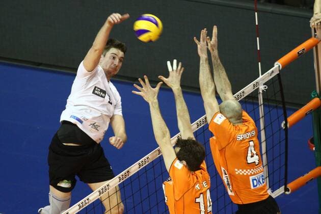 Berlin, Deutschland 17. März 2013: 1. Bundesliga Volleyball 12 13 - Play-Off-Runde- Berlin Recycling Volleys vs. VC Dresden. Angriff Rene Andörfer Andoerfer (Dresden 7). Block Tomas Kmet (Berlin 14), Aleksandar Spirovski (Berlin 4) sw