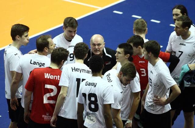 Berlin, Deutschland 17. März 2013: 1. Bundesliga Volleyball 12 13 - Play-Off-Runde- Berlin Recycling Volleys vs. VC Dresden. Trainer Sven Dörendahl Doerendahl (Dresden) spricht zu seinem Team sw