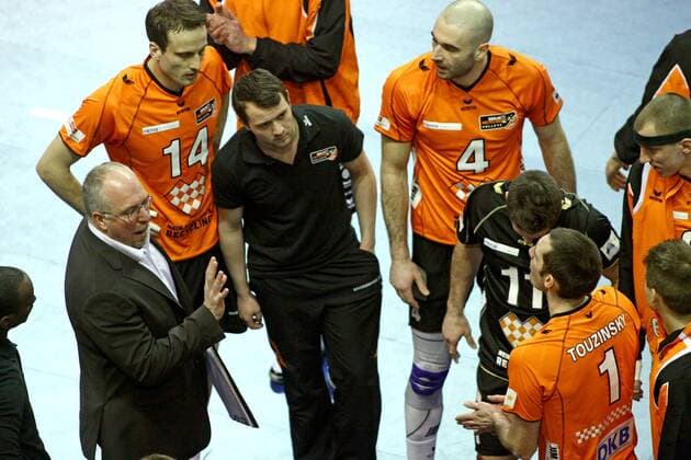 Berlin, Deutschland 17. März 2013: 1. Bundesliga Volleyball 12 13 - Play-Off-Runde- Berlin Recycling Volleys vs. VC Dresden. Trainer Mark Lebedew (Berlin, l.) spricht zu seinem Team sw