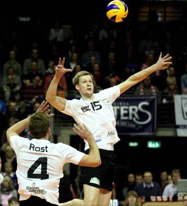 Berlin, Deutschland 17. März 2013: 1. Bundesliga Volleyball 12 13 - Play-Off-Runde- Berlin Recycling Volleys vs. VC Dresden. Santino Rost (Dresden 4), Angriff Klaus Kunert (Dresden 15) sw