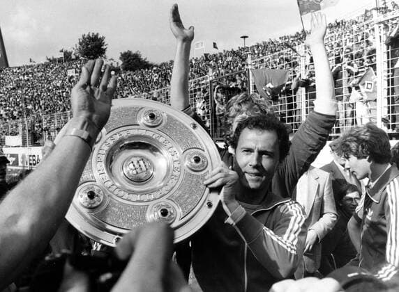 Franz Beckenbauer (Hamburger SV) präsentiert stolz die Meisterschale