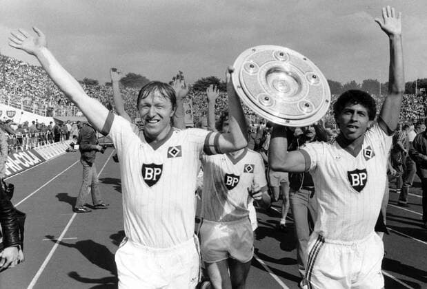 Fußball, Hamburger SV, Deutscher Meister 1982 Der Hamburger SV ist deutscher Meister 1982 - Jimmy Hartwig (re.) und Horst Hrubesch (beide HSV) präsentieren die Meisterschale