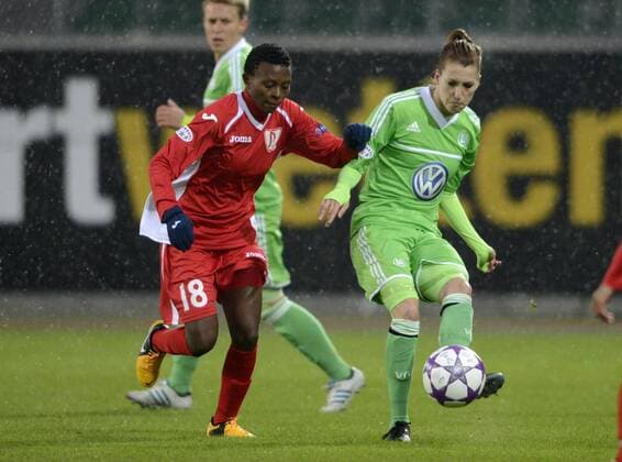 Nompumelelo Nyandeni (li., R) und Verena Veißt (WOB), VfL Wolfsburg (WOB) - FC Rossiyanka (R), Viertelfinale, Fußball, UEFA Women - Champions League, Saison 2012 2013, Wolfsburg, 20.03.2013,