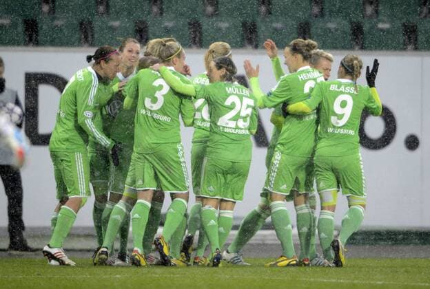 Wolfsburg bejubelt das Tor zum 1:0, VfL Wolfsburg (WOB) - FC Rossiyanka (R), Viertelfinale, Fußball, UEFA Women - Champions League, Saison 2012 2013, Wolfsburg, 20.03.2013,