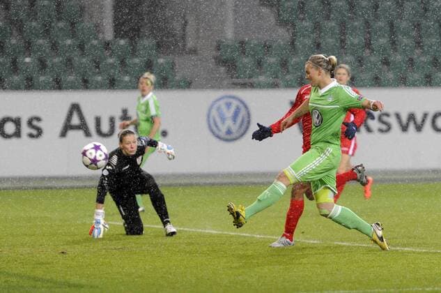 Alexandra Popp (re., WOB) erzielt das Tor 1:0, VfL Wolfsburg (WOB) - FC Rossiyanka (R), Viertelfinale, Fußball, UEFA Women - Champions League, Saison 2012 2013, Wolfsburg, 20.03.2013,