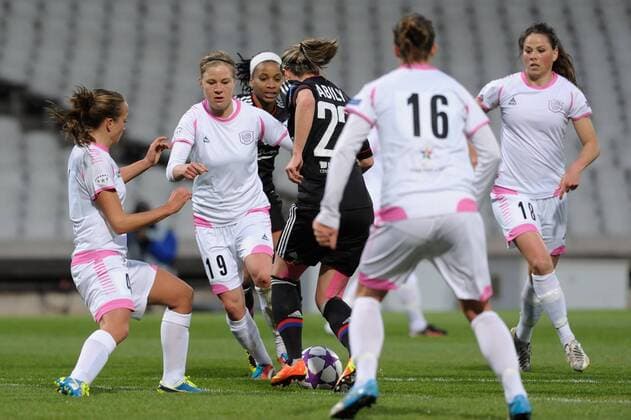 Camille Abilly (lyon) dans la defense de malmo FOOTBALL : Lyon vs Malmo - Ligue des champions feminine - 20 03 2013 FredericChambert Panoramic 