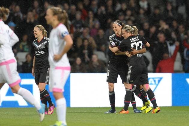 La joie de Elodie Thomis (lyon) et de ses coequipieres apres son but FOOTBALL : Lyon vs Malmo - Ligue des champions feminine - 20 03 2013 FredericChambert Panoramic 