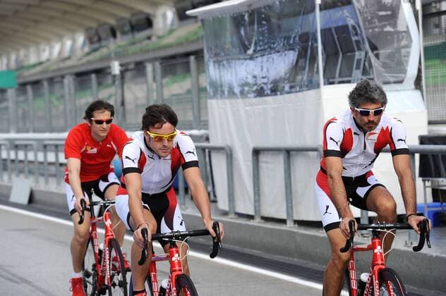 FERRARI SPANISH DRIVER FERNANDO ALONSO DOING SOME LAPS OF THE TRACK WITH PHYSIOTHERAPISTS FORMULE 1 : Preparatifs - GP Malaisie - Sepang - 21 03 2013 BernardAsset Panoramic 