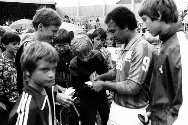 Erwin Kostedde (VfL Osnabrück) erfüllt Autogrammwünsche