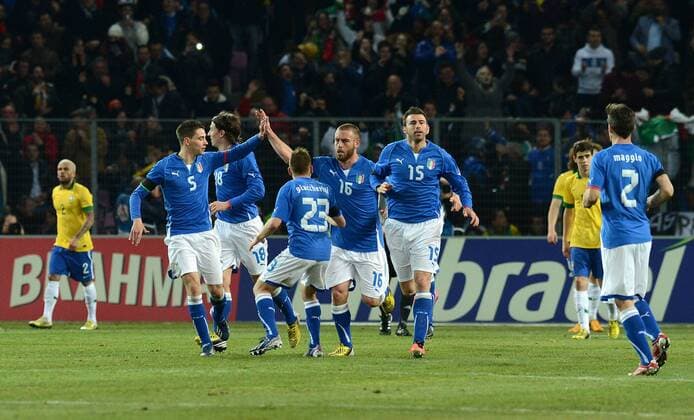Italy s De Rossi Daniele (5th L) celebrates scoring with teammates during the international friendly soccer match against Brazil in Geneva, Switzerland, March 21, 2013. The match ended with a 2-2 tie. (Xinhua Wang Siwei) SWITZERLAND-GENEVA-SOCCER-FRIENDLY MATCH-ITALY VS BRAZIL 