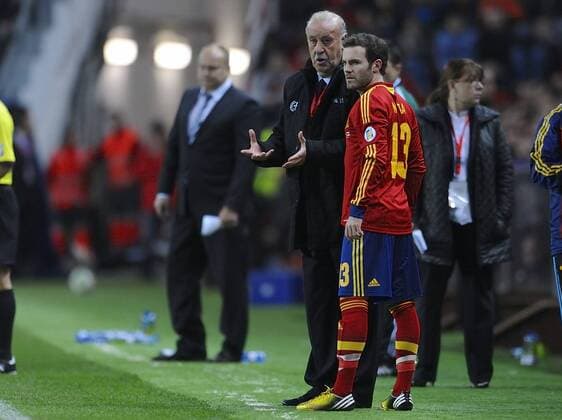 March 22, 2013 - Gijon, Asturias, Spain - March. 22, 2013 Spain vs Finland. International Match Classification World Cup 2014 at molinon Stadium, Gijon, Spain.VICENTE DEL BOSQUE, Coach of Spain, instructing Juan MATA, during the second time of Spain 1- 1 Finland. Soccer 2013, Spain vs Finland, 2014 Fifa World Cup. - ZUMAm11