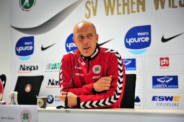 Fußball, Trainerhistorie, Rot-Weiß Oberhausen 21.04.2012, 3.Liga, SV Wehen Wiesbaden - RW Oberhausen v.l. Trainer Mario Basler (RW Oberhausen) auf der Pressekonferenz nach dem Spiel