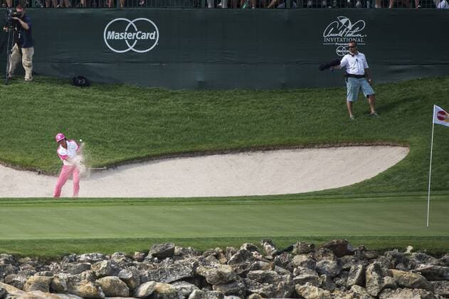 March 23, 2013: Rickie Fowler hits from the green side bunker on 18 during third round golf action of the Arnold Palmer Invitational presented by Mastercard held at Arnold Palmer s Bay Hill Club & Lodge in Orlando, FL PGA Golf Herren 2013: Arnold Palmer Invitational MAR 23 - ZUMAcg2