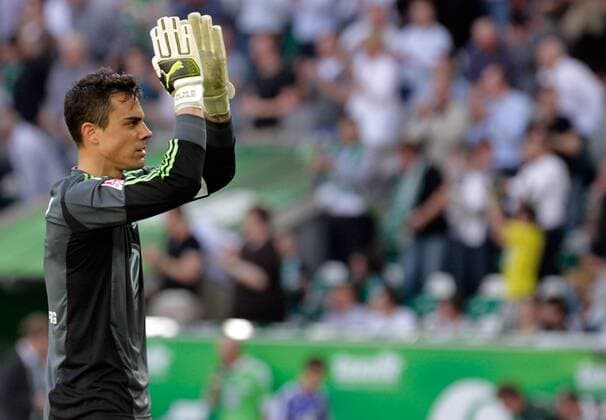 28.04.2012, 1.Bundesliga, VfL Wolfsburg - SV Werder Bremen Diego Benaglio (VfL Wolfsburg) feiert mit den Fans v.l.