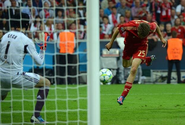 19.05.2012, UEFA Champions League, FC Bayern Muenchen - FC Chelsea London v.l. Goal scored, Tor zum 1:0 Petr Cech (FC Chelsea London), Thomas Mueller (FC Bayern München)