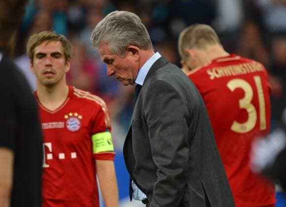 19.05.2012, UEFA Champions League, FC Bayern Muenchen - FC Chelsea London v.l. Philipp Lahm (FC Bayern München), Trainer Josef Jupp Heynckes (FC Bayern München), Bastian Schweinsteiger (FC Bayern München) enttaeuscht, enttaeuscht schauend, dissapointed