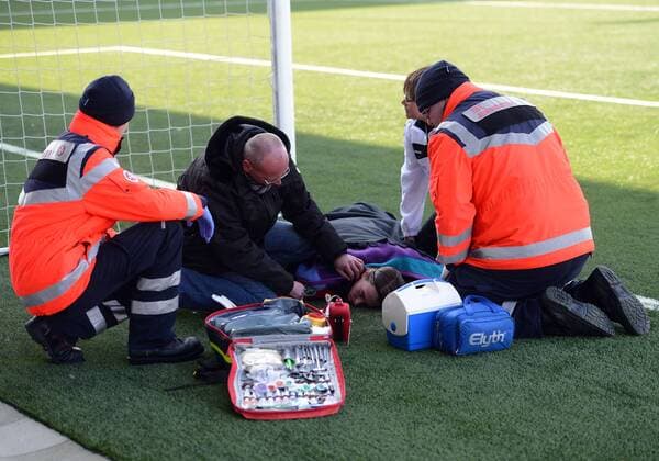 24.03.2013, xjhx, 1.Bundesliga, Frauen, FSV Gütersloh 2009 - 1.FFC Frankfurt, v.l. Anne van Bonn (FSV Guetersloh 2009) verletzt, wird im Krankewagen abtransportiert.