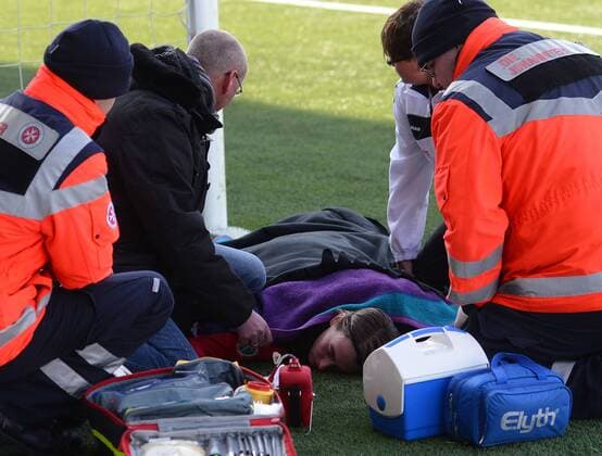 24.03.2013, xjhx, 1.Bundesliga, Frauen, FSV Gütersloh 2009 - 1.FFC Frankfurt, v.l. Anne van Bonn (FSV Guetersloh 2009) verletzt, wird im Krankewagen abtransportiert.
