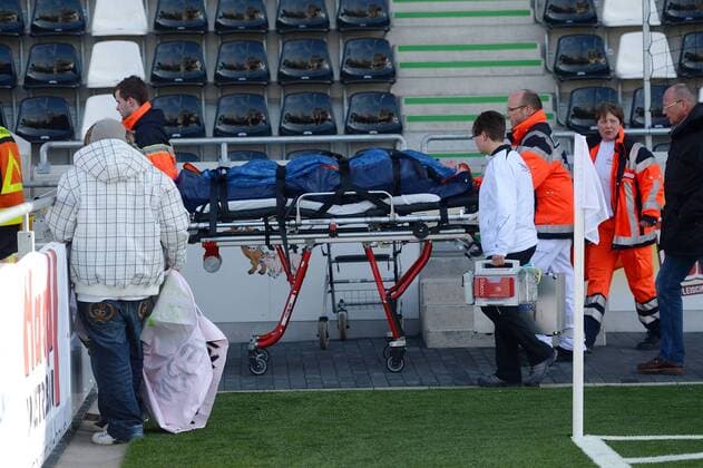 24.03.2013, xjhx, 1.Bundesliga, Frauen, FSV Gütersloh 2009 - 1.FFC Frankfurt, v.l. Anne van Bonn (FSV Guetersloh 2009) wird ins Krankenhaus gefahren.