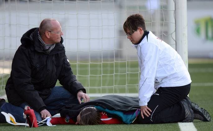 24.03.2013, xjhx, 1.Bundesliga, Frauen, FSV Gütersloh 2009 - 1.FFC Frankfurt, v.l. Anne van Bonn (FSV Guetersloh 2009) verletzt am Boden liegend