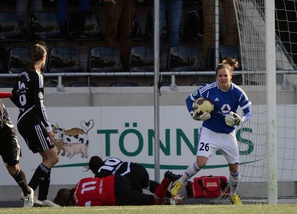 24.03.2013, xjhx, 1.Bundesliga, Frauen, FSV Gütersloh 2009 - 1.FFC Frankfurt, v.l. Anne van Bonn (FSV Guetersloh 2009) verletzung, Dzsenifer Marozsan (1.FFC Frankfurt), Desire Schumann (1.FFC Frankfurt)