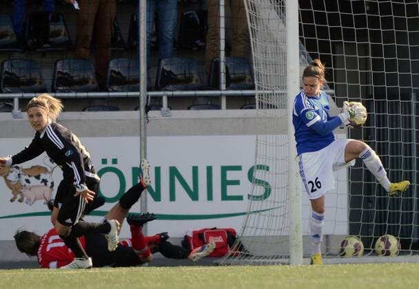 24.03.2013, xjhx, 1.Bundesliga, Frauen, FSV Gütersloh 2009 - 1.FFC Frankfurt, v.l. Svenja Huth (1.FFC Frankfurt), Anne van Bonn (FSV Guetersloh 2009), Dzsenifer Marozsan (1.FFC Frankfurt), Desire Schumann (1.FFC Frankfurt) verletzung Anne van Bonn (FSV Guetersloh 2009)