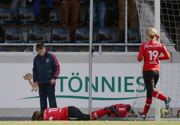 24.03.2013, xjhx, 1.Bundesliga, Frauen, FSV Gütersloh 2009 - 1.FFC Frankfurt, v.l. Anne van Bonn (FSV Guetersloh 2009) liegt verletzt an Boden, Marie Pollmann (FSV Guetersloh 2009)