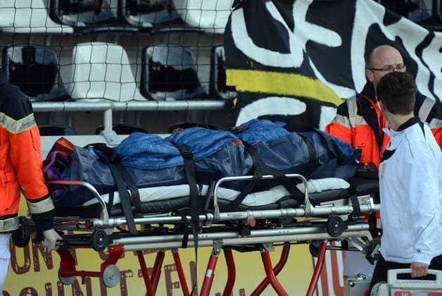 24.03.2013, xjhx, 1.Bundesliga, Frauen, FSV Gütersloh 2009 - 1.FFC Frankfurt, v.l. Anne van Bonn (FSV Guetersloh 2009) wird ins Krankenhaus gebracht.