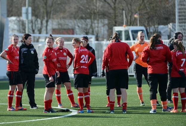 24.03.2013, xjhx, 1.Bundesliga, Frauen, FSV Gütersloh 2009 - 1.FFC Frankfurt, v.l. Die Spielerinnen schauen nach Ihrerer Spielerin Anne van Bonn (FSV Guetersloh 2009)