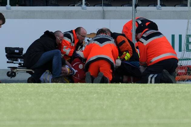 Gütersloh, Deutschland 24. März 2013: 1. Bundesliga 12 13 - FSV Gütersloh 2009 vs. 1. FFC Frankfurt. Verletzt Verletzung Schmerzen. Anne van Bonn (Gütersloh) verletzt am Boden. mt