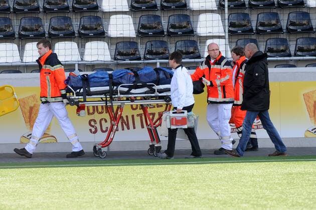 Gütersloh, Deutschland 24. März 2013: 1. Bundesliga 12 13 - FSV Gütersloh 2009 vs. 1. FFC Frankfurt. Verletzt Verletzung Schmerzen. Anne van Bonn (Gütersloh) wird zum Krankenwagen gebracht. mt