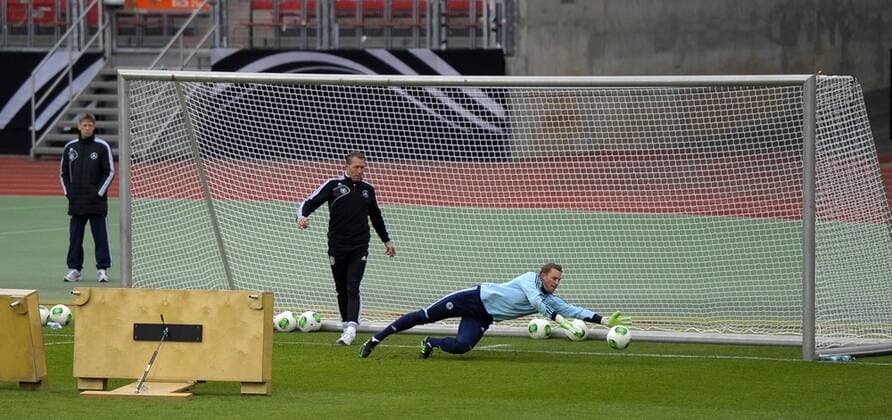 24.03.2013, Fussball DFB-Nationalmannschaft, Deutschland - Kasachstan, Training der Deutschen Nationalmannschaft im Nürnberger Stadion. Torwarttrainer Andreas Köpke (li, Deutschland) trainiert mit Torwart Manuel Neuer (Deutschland) mittels Holzwänden an denen der Ball abprallen kann.