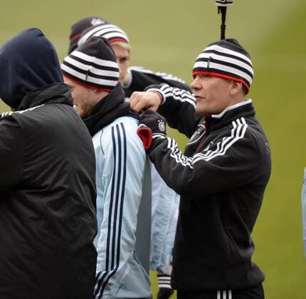 24.03.2013, Fussball DFB-Nationalmannschaft, Deutschland - Kasachstan, Training der Deutschen Nationalmannschaft im Nürnberger Stadion. Den Spielern werden kleine Funksender vor dem Training am Rücken angebracht. Hier Andre Schürrle (li, Deutschland).