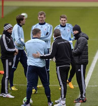 24.03.2013, Fussball DFB-Nationalmannschaft, Deutschland - Kasachstan, Training der Deutschen Nationalmannschaft im Nürnberger Stadion. Trainer Joachim Löw (re, Deutschland) in der Runde mit Lukas Podolski (mitte, Deutschland), mitte oben: Per Mertesacker (Deutschland).