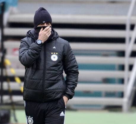 24.03.2013, Fussball DFB-Nationalmannschaft, Deutschland - Kasachstan, Training der Deutschen Nationalmannschaft im Nürnberger Stadion. Trainer Joachim Löw (Deutschland) schützt sich mit einem Schal im Gesicht vor der sibirischen Kälte.