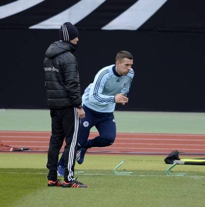 24.03.2013, Fussball DFB-Nationalmannschaft, Deutschland - Kasachstan, Training der Deutschen Nationalmannschaft im Nürnberger Stadion. v.li: Trainer Joachim Löw (Deutschland) beobachtet Lukas Podolski (Deutschland).