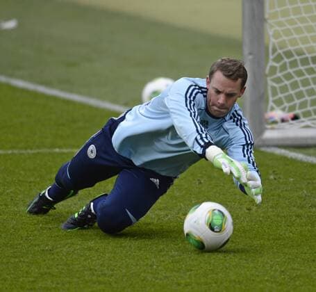 24.03.2013, Fussball DFB-Nationalmannschaft, Deutschland - Kasachstan, Training der Deutschen Nationalmannschaft im Nürnberger Stadion. Torwart Manuel Neuer (Deutschland) fängt den Ball.