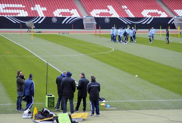 24.03.2013, Fussball DFB-Nationalmannschaft, Deutschland - Kasachstan, Training der Deutschen Nationalmannschaft im Nürnberger Stadion. In der grünen Box am Spielfeldrand stecken kleine nummerierte Funksender der jedem einzelnem Spieler vor dem Training angebracht wird und der die Leistungsdaten an die grüne Box funkt und von den DFB-Mitarbeitern ausgewertet werden.