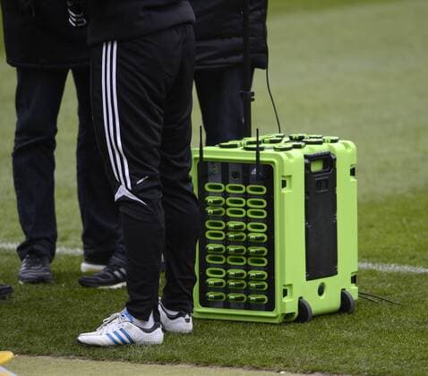 24.03.2013, Fussball DFB-Nationalmannschaft, Deutschland - Kasachstan, Training der Deutschen Nationalmannschaft im Nürnberger Stadion. In der grünen Box am Spielfeldrand stecken kleine nummerierte Funksender der jedem einzelnem Spieler vor dem Training angebracht wird und der die Leistungsdaten an die grüne Box funkt.