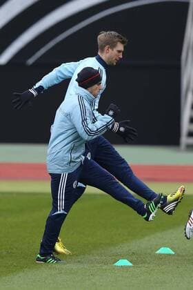 24.03.2013 - Fussball - DFB Deutsche Nationalmannschaft - WM-Qualifikation - Training - MaWi - Philipp Lahm (16, Deutschland, vorne) und Per Mertesacker (17, Deutschland, hinten)