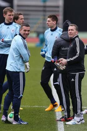 24.03.2013 - Fussball - DFB Deutsche Nationalmannschaft - WM-Qualifikation - Training - MaWi - Lukas Podolski (10, Deutschland, links) und Torwart-Trainer Andreas Köpke Koepke (Torwart-Trainer Deutschland, rechts)