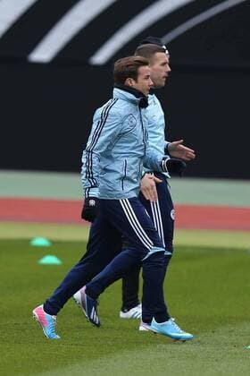 24.03.2013 - Fussball - DFB Deutsche Nationalmannschaft - WM-Qualifikation - Training - MaWi - Mario Götze Goetze (19, Deutschland, vorne) und Lukas Podolski (10, Deutschland, hinten)