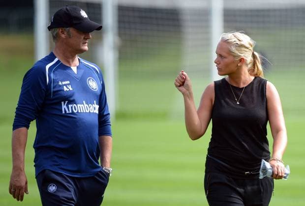 29.08.2012, 1.Bundesliga, Eintracht Frankfurt Training, v.l. Trainer Armin Veh (Eintracht Frankfurt), Pressesprecherin Ruth Wagner (Eintracht Frankfurt)