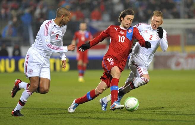 Danish players Simon Busk Poulsen (left) and Niki Zimling (right) and Czech Republic s player Tomas Rosicky (centre) fight for the ball in their 2014 World Cup qualifying soccer match Czech Republic against Denmark in Olomouc, Czech Republic, Friday, March 22, 2013. (CTKxPhoto LudekxPerina) CTKPhotoP201303221070401  LPE 016