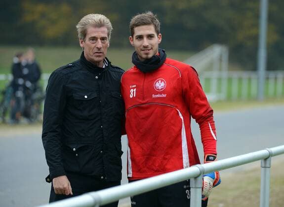 25.10.2012, 1.Bundesliga, Eintracht Frankfurt Training, v.l. Ex Eintrachtler Uli Stein, Kevin Trapp (Eintracht Frankfurt)