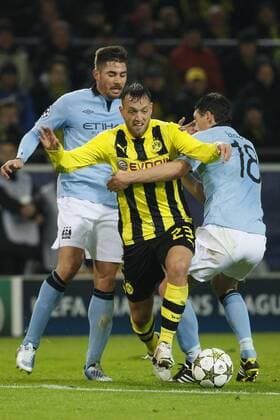 04.12.2012,JF, UEFA Champions League Borussia Dortmund vs Manchester City, v.l.Manchester City s Midfielder Javi Garcia(14),Dortmund s Forwards Julian Schieber(23),Manchester City s Midfielder Gareth Barry(18), FOTO: Huebner Ferreira