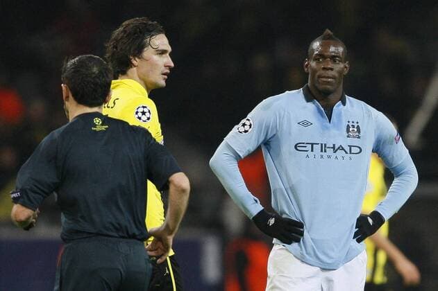 04.12.2012,JF, UEFA Champions League Borussia Dortmund vs Manchester City, v.l.Referee Milorad Madic,Dortmund s Defender Mats Hummels(15),Manchester City s Forward Mario Balotelli(45), FOTO: Huebner Ferreira