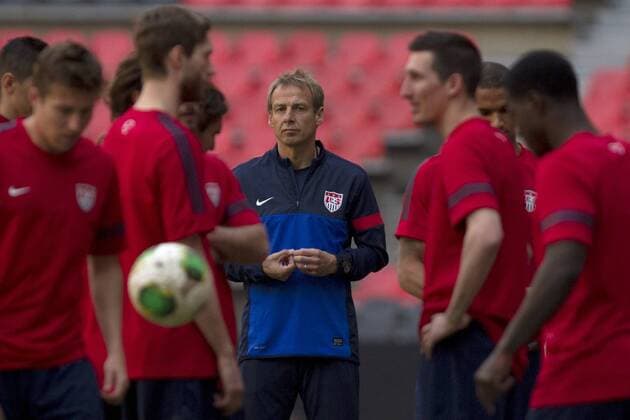 (130325) -- MEXICO CITY, March 25, 2013 (Xinhua) -- U.S. soccer national team coach, Jürgen Klinsmann (C), takes part in a training session in Azteca Stadium, in Mexico City, capital of Mexico, on March 25, 2013. U.S. national team will face Mexico during a CONCACAF?s qualifying match for Brazil s World Cup 2014. (Xinhua Alejandro Ayala) (sp) £¨ÌåÓý£©£¨Î÷ÎÄ×¨Ïß£©MEXICO-MEXICO CITY-US-SOCCER-NATIONAL TEAM 