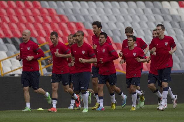 (130326) -- MEXICO CITY, March 26, 2013 (Xinhua) -- U.S. soccer national team players take part in a training session in Azteca Stadium, in Mexico City, capital of Mexico, on March 25, 2013. U.S. national team will face Mexico during a CONCACAF s qualifying match for Brazil s World Cup 2014. (Xinhua Alejandro Ayala) (sp) MEXICO-MEXICO CITY-US-SOCCER-NATIONAL TEAM 