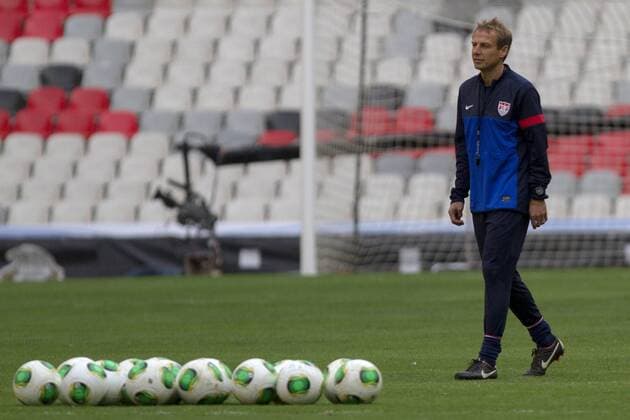 (130325) -- MEXICO CITY, March 25, 2013 (Xinhua) -- U.S. soccer national team coach, Jürgen Klinsmann, takes part in a training session in Azteca Stadium, in Mexico City, capital of Mexico, on March 25, 2013. U.S. national team will face Mexico during a CONCACAF?s qualifying match for Brazil s World Cup 2014. (Xinhua Alejandro Ayala) (sp) £¨ÌåÓý£©£¨Î÷ÎÄ×¨Ïß£©MEXICO-MEXICO CITY-US-SOCCER-NATIONAL TEAM 